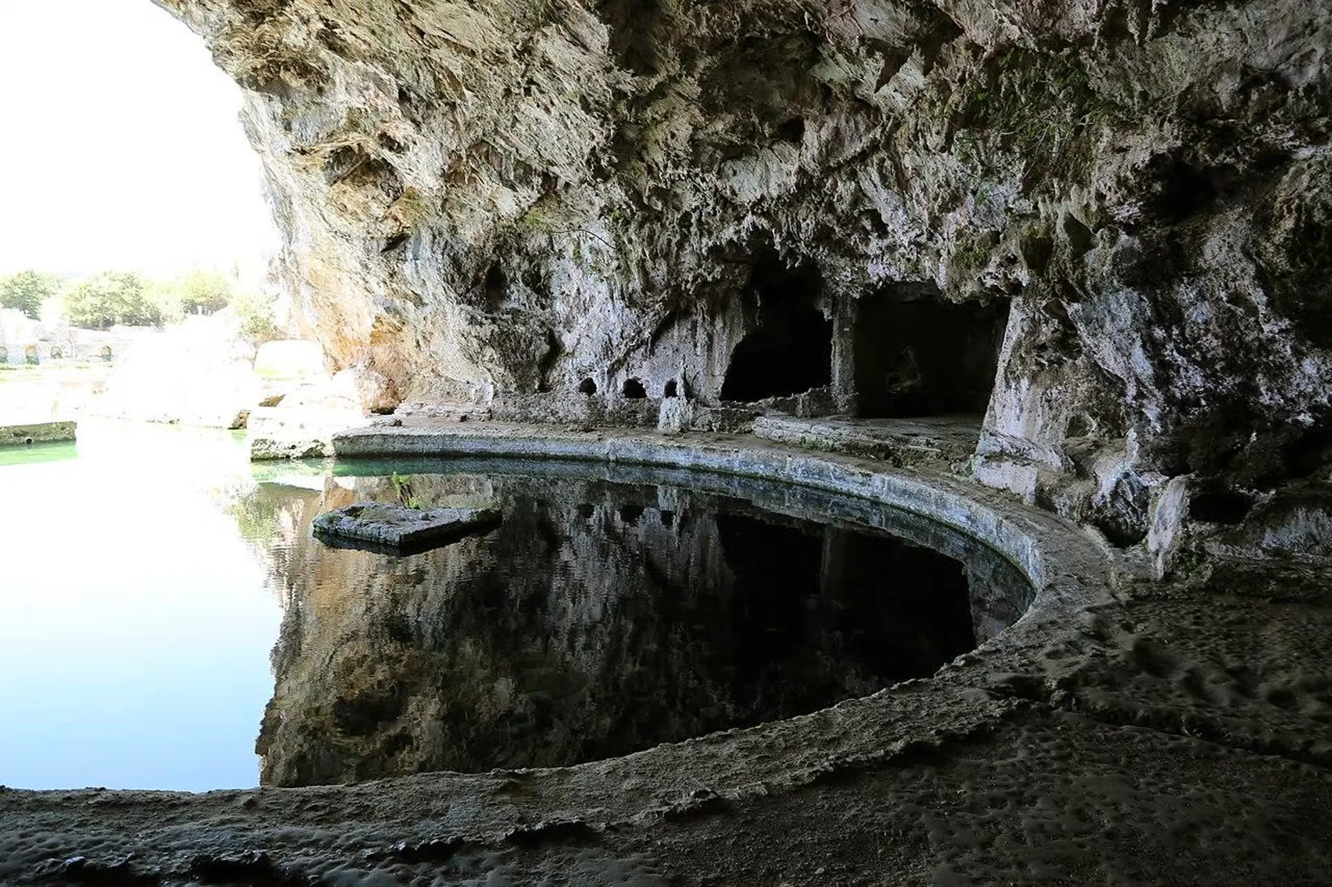 Walking tour in the village of Sperlonga with a visit to the Villa of Tiberius